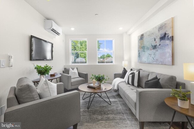 Foto del edificio - 7037 Ridge Ave