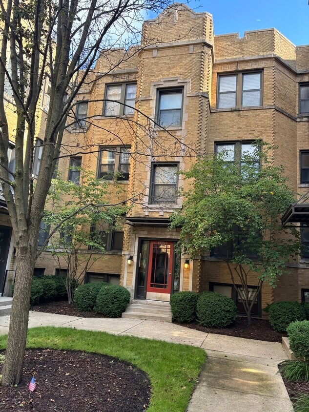 Primary Photo - 1370 1/2 W Estes Ave