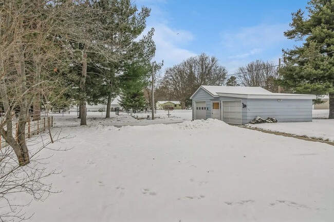 Building Photo - 3bd home with large garage and storage in ...