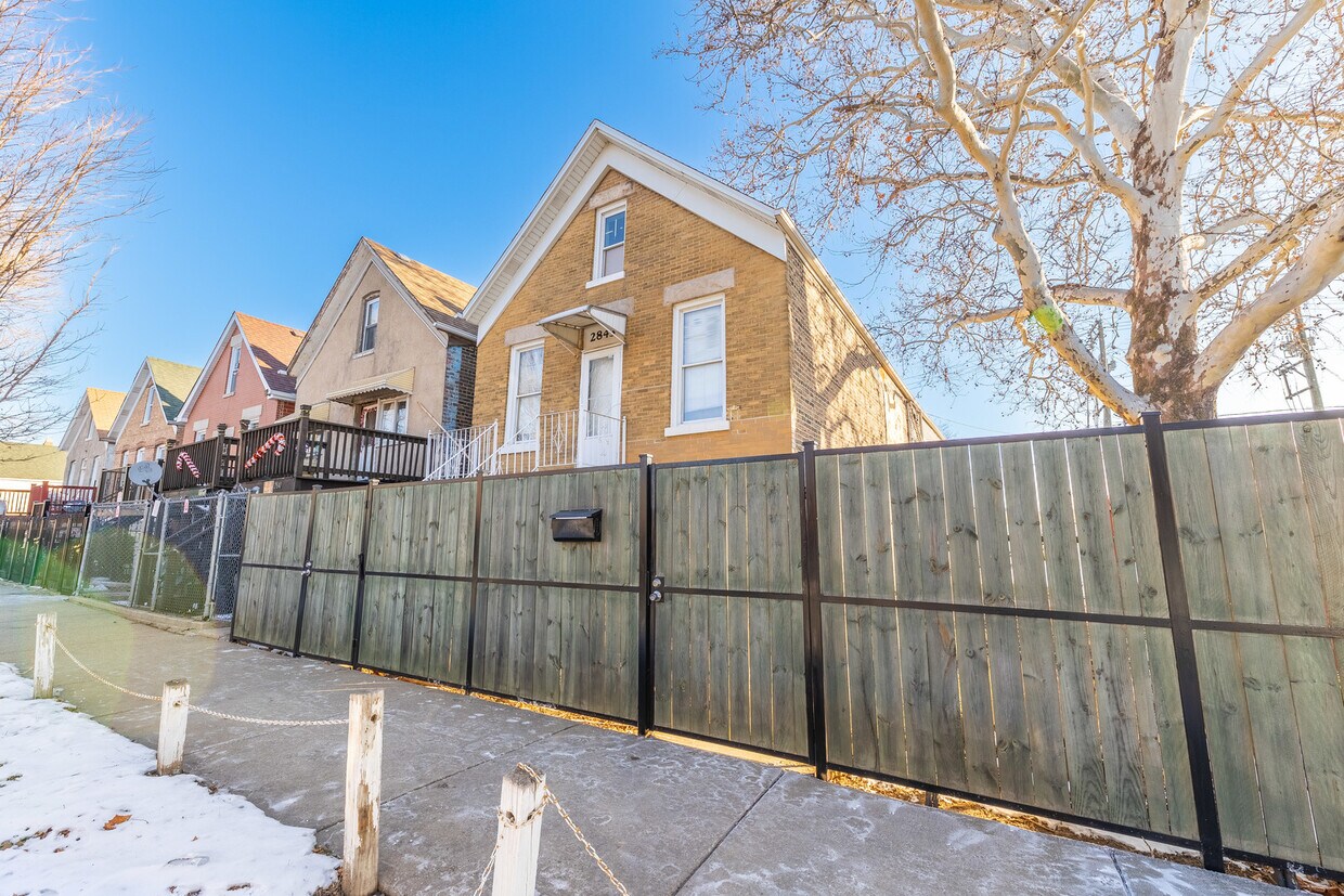 Primary Photo - 2843 S Troy St