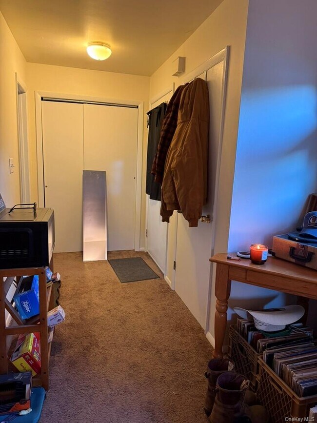 Foto del edificio - 881 Burlingham Rd