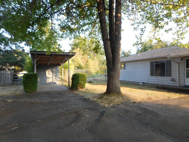 Foto del edificio - 3 Bedroom 1 Bath House in South Corvallis!