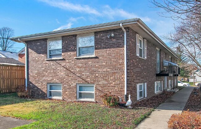 Yard View of Building - 818 S 3rd Ave