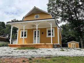 Building Photo - 120 Perry Ln