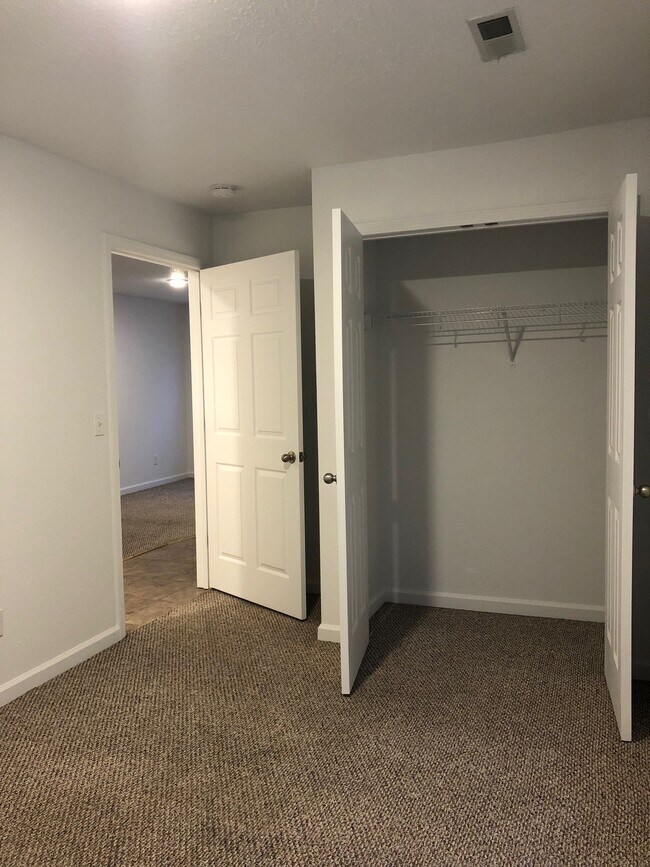 Dormitorio 1 - 30 E. Lewis St.