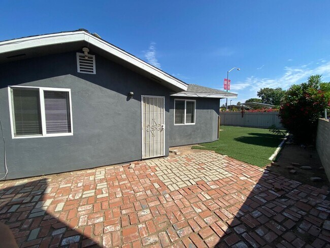 Foto del edificio - 8BD/3BA, Large Yard w/ Turf!