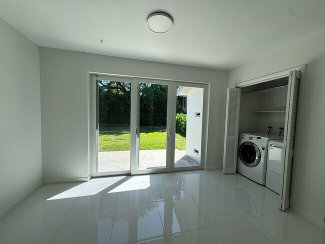 Puertas triples a prueba de huracanes que dan a un amplio patio trasero ajardinado y totalmente privado. - 11535 SW 81st Rd