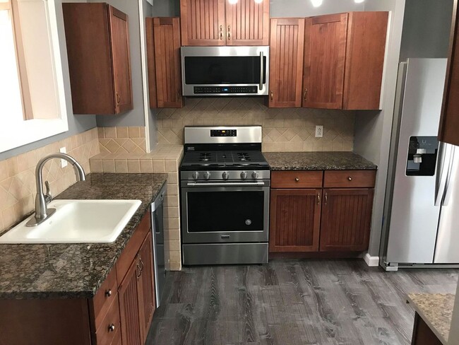 Building Photo - 1st MONTH FREE*! Twin home with stainless ...