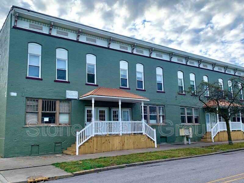 Primary Photo - 1 S 5th St