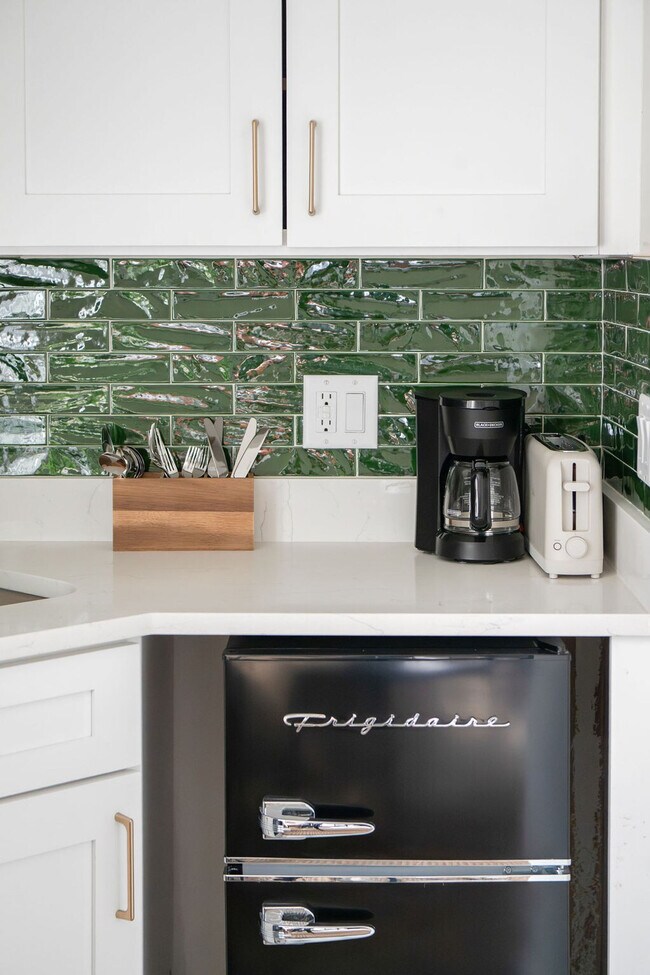 Building Photo - 113 S Henry St