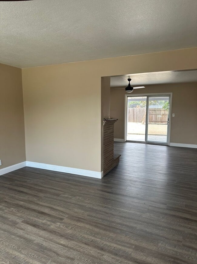 Foto del edificio - 3135 Courtney Dr