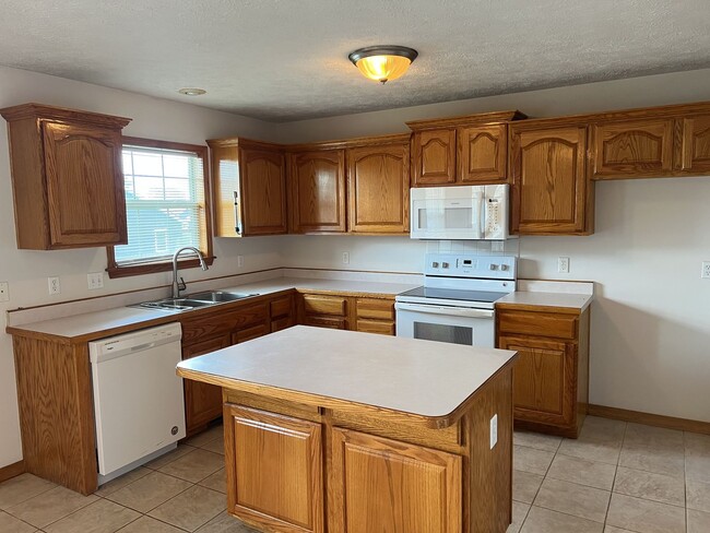 Building Photo - Beautiful Home in Republic! Wont Last!