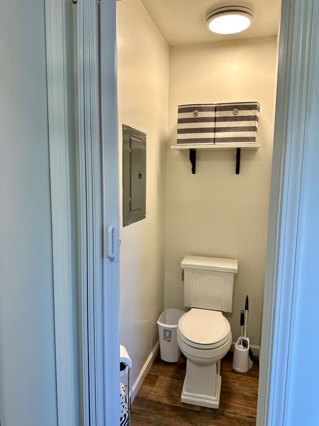 Building Photo - Studio Available in West Petaluma