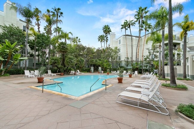 Building Photo - Elegant Furnished Penthouse Retreat with Treetop Views