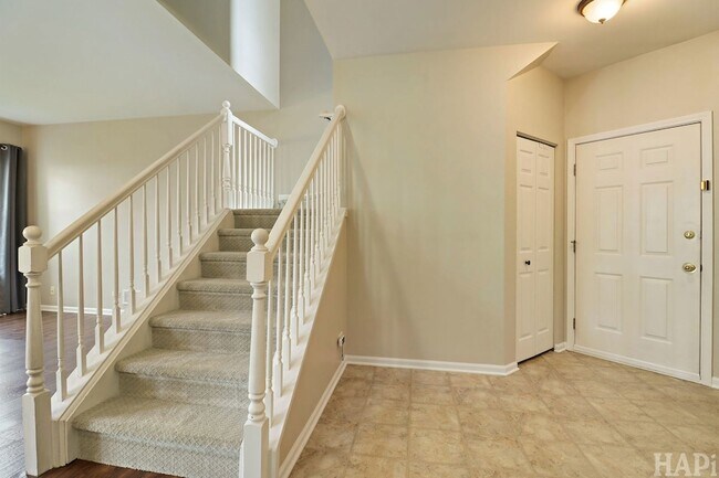 Building Photo - 533 N Red Deer Rd