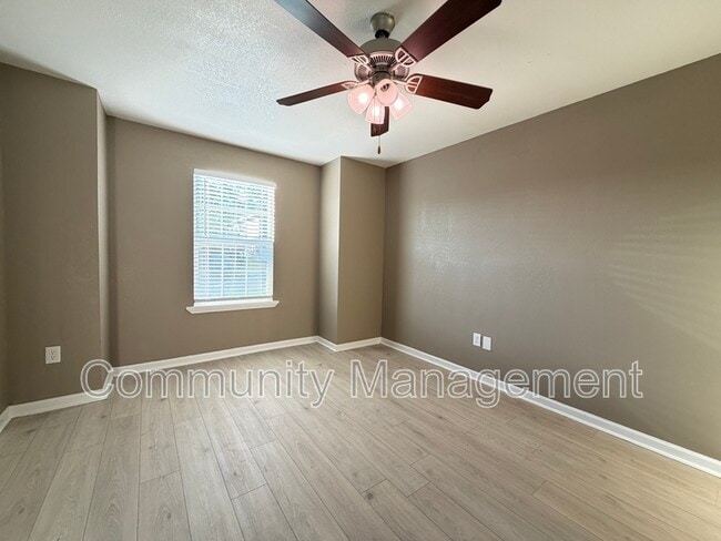 Building Photo - 2150 N Sherwood Forest Dr