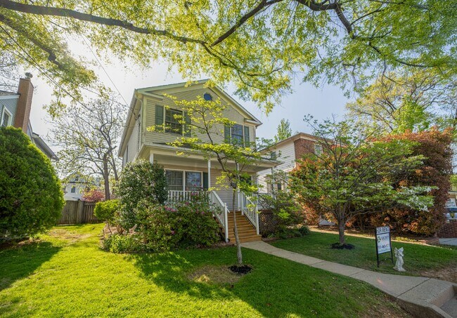 Building Photo - Spacious house right in the Lyon Park neig...