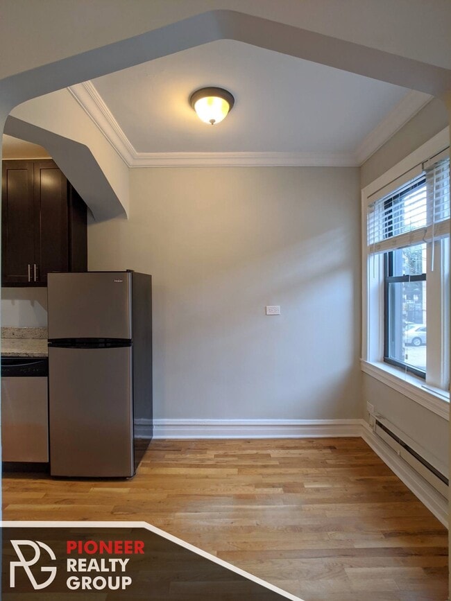 Building Photo - 4735 N Hermitage Ave