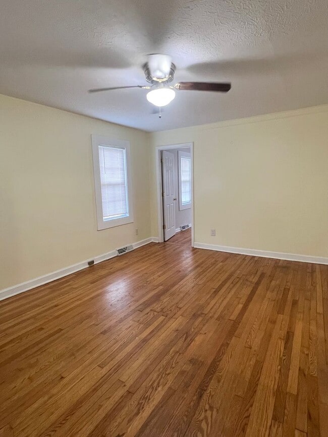 Building Photo - Cute 2 bedroom 1 bath in Asheville