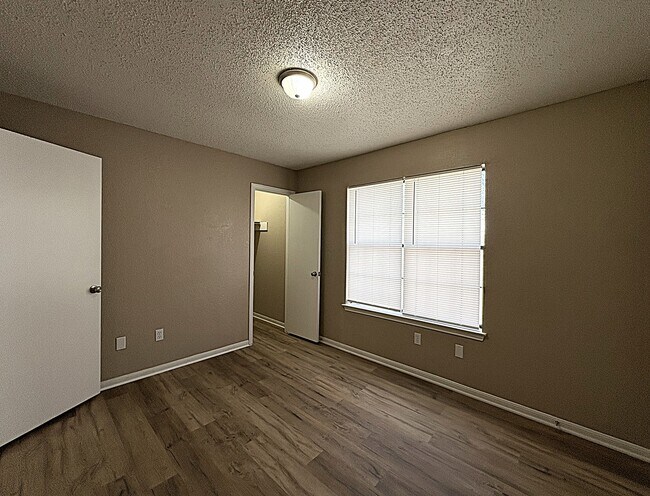 Building Photo - 3901 Hereford Ln