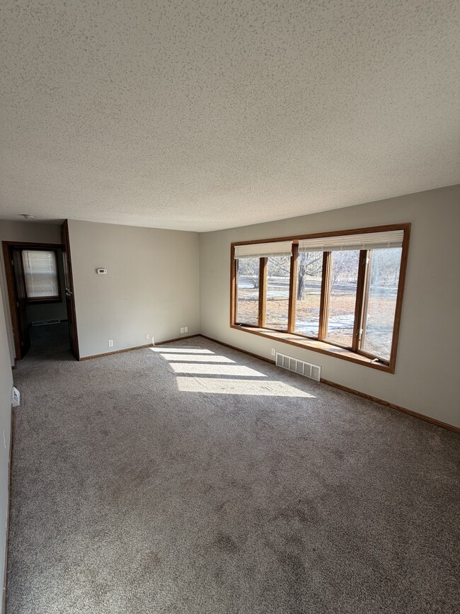 Building Photo - 6909 Lakeview Dr