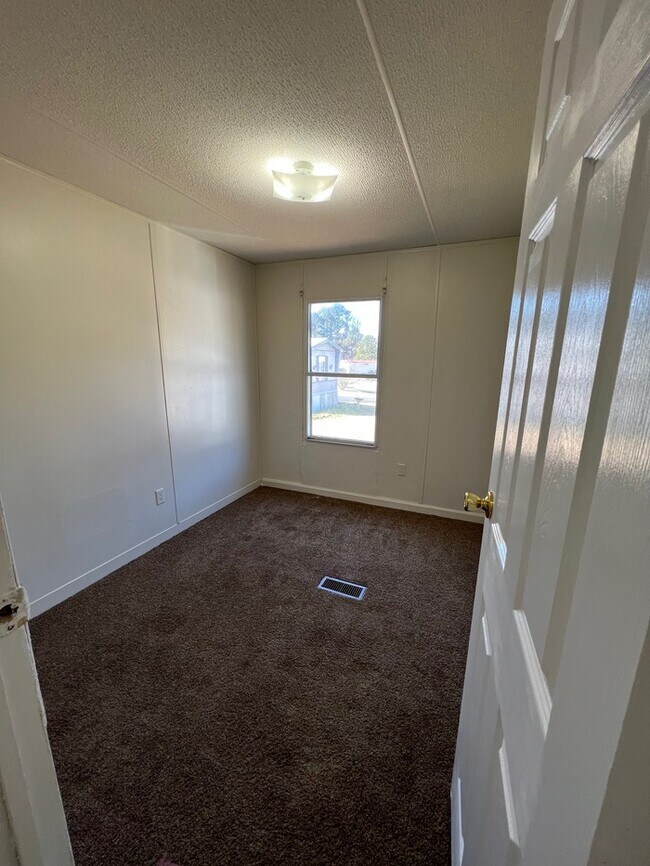 Building Photo - 161 Westside Cir