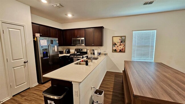 Building Photo - 13400 Banquete St