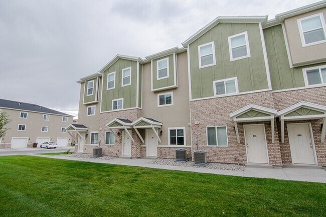 Building Photo - THE LOCHS! Gorgeous Townhome