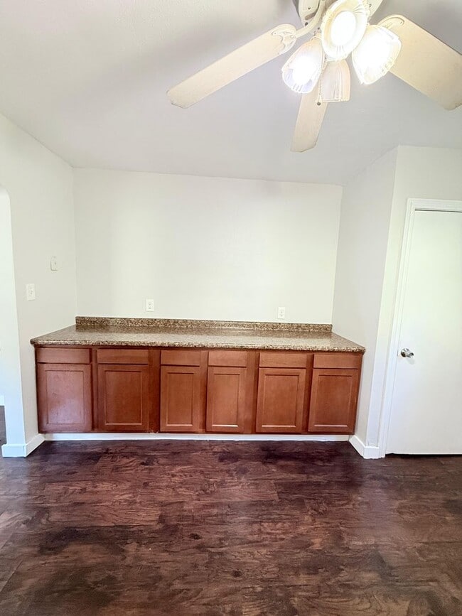 Building Photo - Beautiful Newly Renovated 2BD 1BA Home in ...