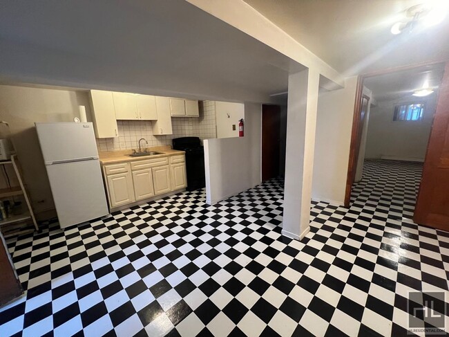 Building Photo - LARGE 1 BEDROOM  SEMI-BASEMENT 930 EAST 32...