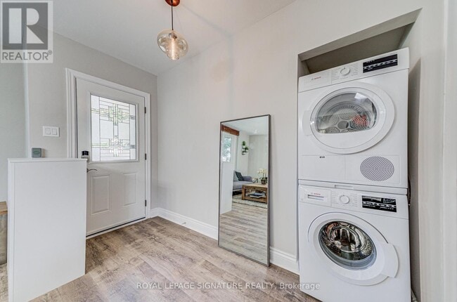 Building Photo - 2 Vankirk Rd