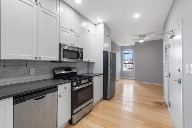 Building Photo - 809 Park Ave