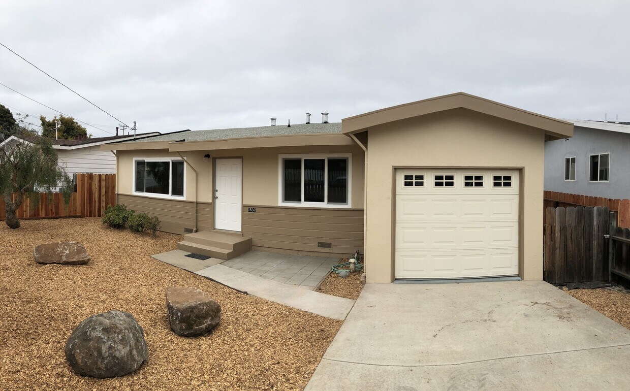 Foto principal - Great 3 Bedroom 1 and 1/2 Bath House in Se...