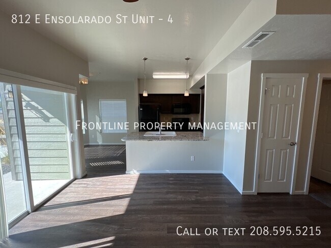 Building Photo - Nice newer unit!