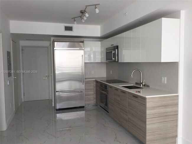 Building Photo - 1300 Brickell Bay Dr