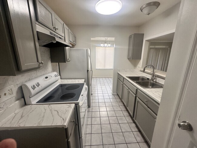 Foto del edificio - 1013 Spring Meadow Dr