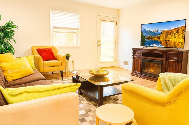 Foto del edificio - 2017 Woodford Rd