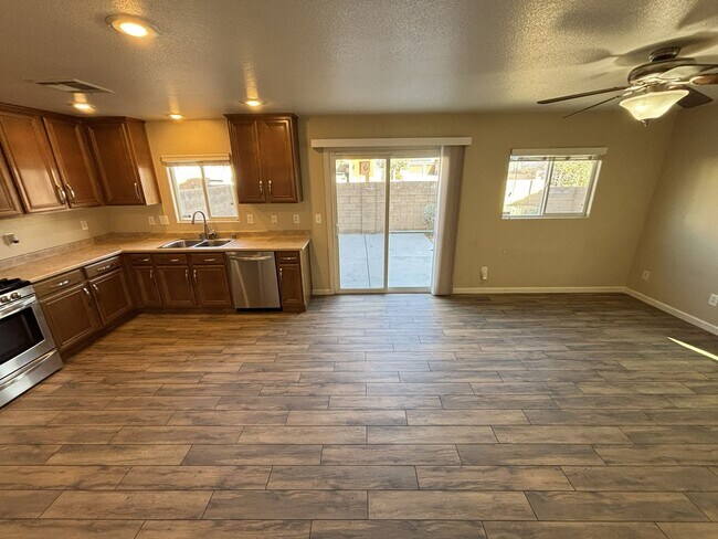Building Photo - Gorgeous 3Bed/2.5Bath, 2-Story Home located in the SW part of the valley