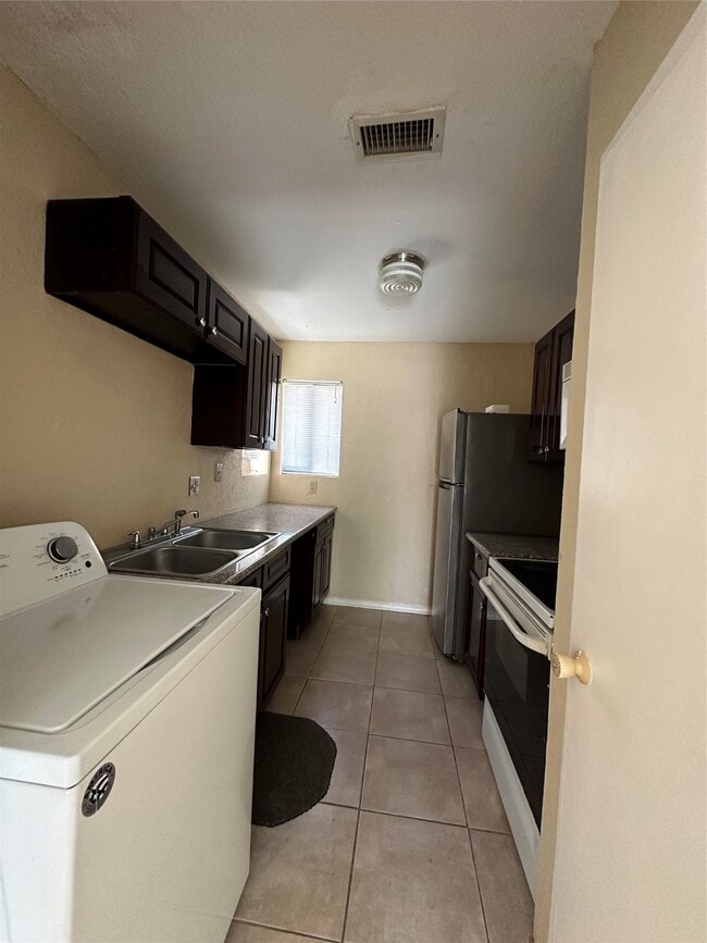 Foto del edificio - 8405 Wilcrest Dr