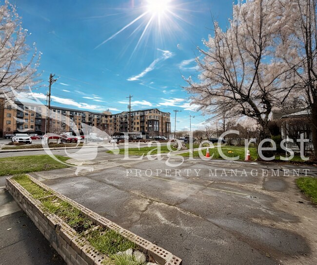 Foto del edificio - Comfortable 5 Bedroom Home with Modern Touches, Large Bedrooms & Front Porch