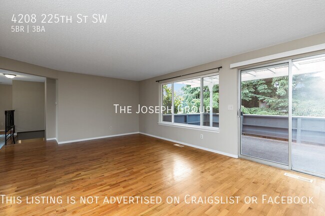 Building Photo - Gorgeous 5 bed/ 2.75 ba, prime location in...