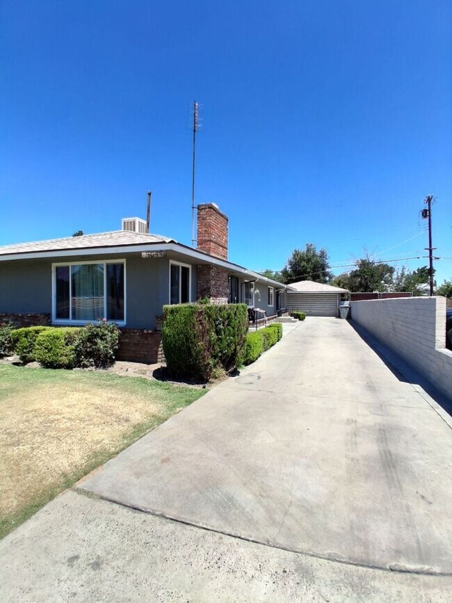 Foto del edificio - 3049-3051 E. Clinton Ave.