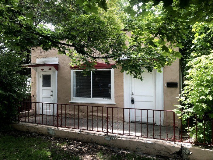 Primary Photo - 1 bed 1 bath near Trolly Square!!