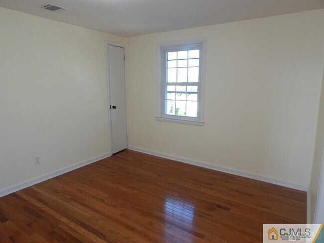 Building Photo - 102 Wisteria St