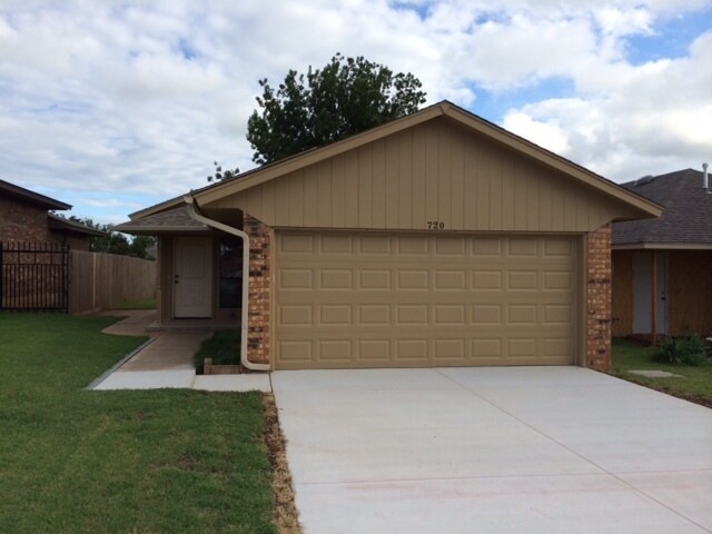 Foto principal - 2-Bed 1.5 Bath 2-Car West Moore Home avail...