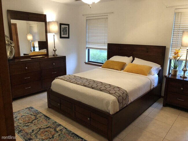 Foto del edificio - 2 br, 2 bath Duplex - 6244 Camelot Drive A