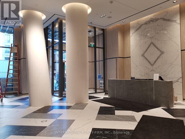 Photo du bâtiment - 395-5395 Bloor St E