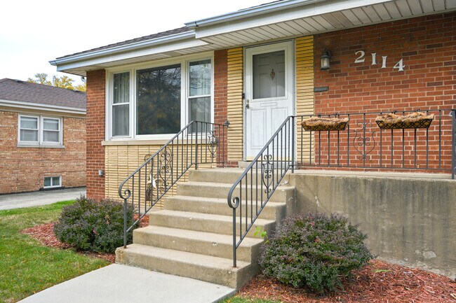 Building Photo - 2114 Calvin Ave