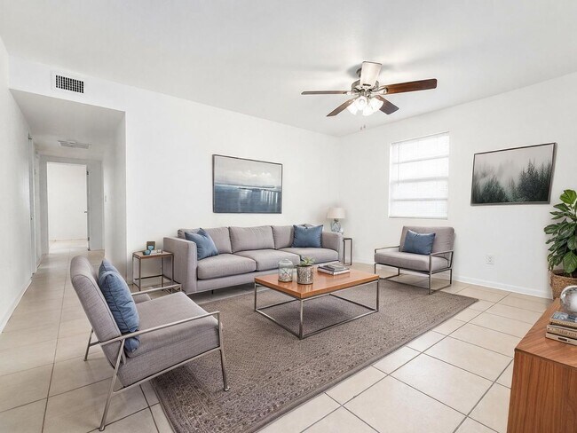 Foto del edificio - Sunlit 3Bedroom/1.5Bath home with flexible outdoor space!