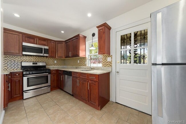 Foto del edificio - 353 W Jamaica Ave